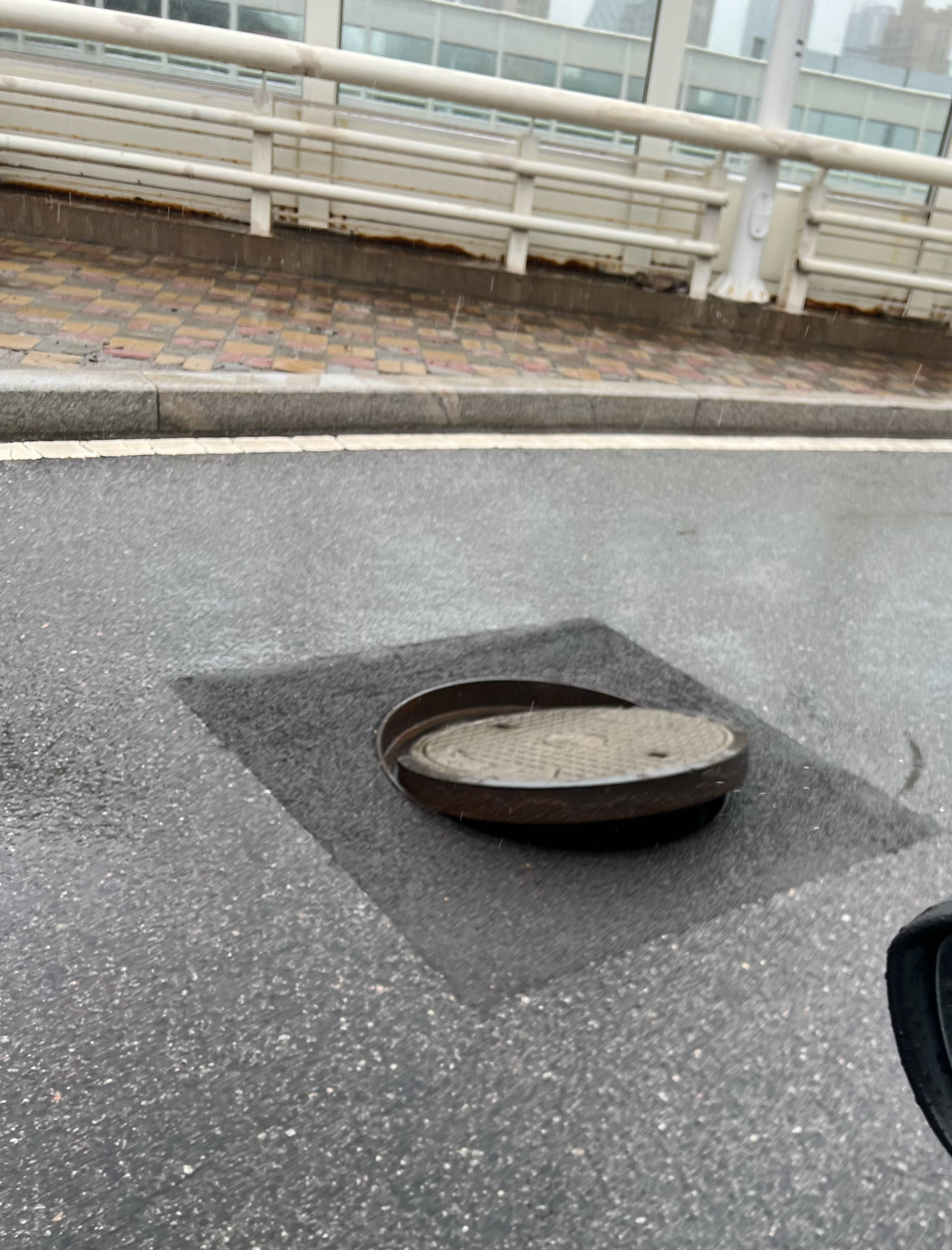 这两天降雨增多，大家在路上走的时候一定要注意这些井盖，咱不知道是被冲开了，还是故