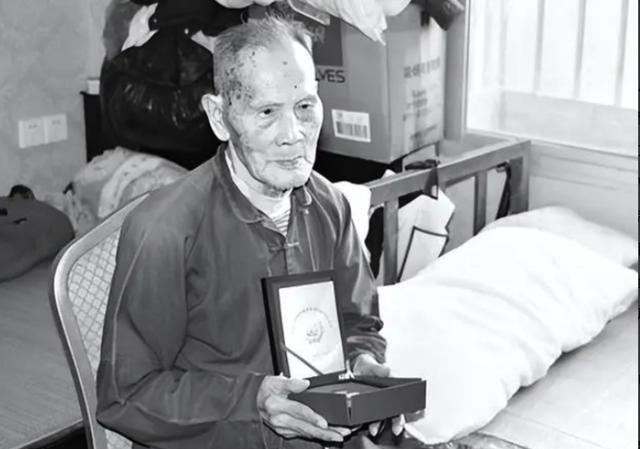 1941年，少尉排长深夜，潜伏在水中，到长江布雷，突然左臂被咬一口传来钻心剧痛，