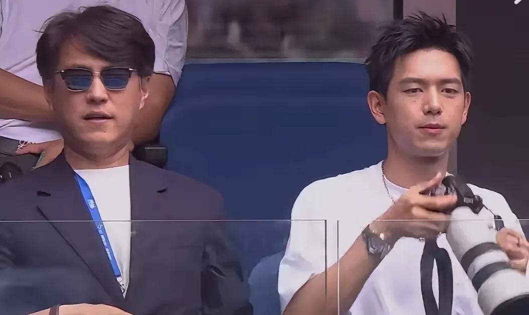 李现和靳东同框，两位帅哥真的好养眼。33岁的李现手拿相机，身穿白色短袖，搭配碎发