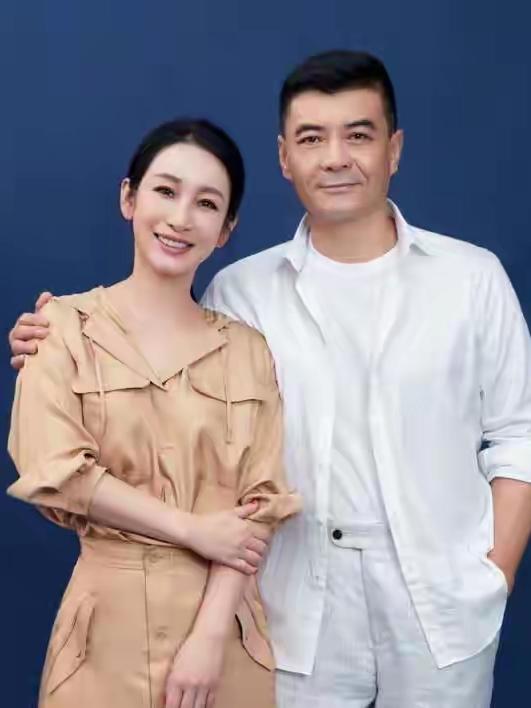 演员王新军说：你们光看到的是，我宠着秦海璐，没有无缘无故的爱。我这么宠着她，由着