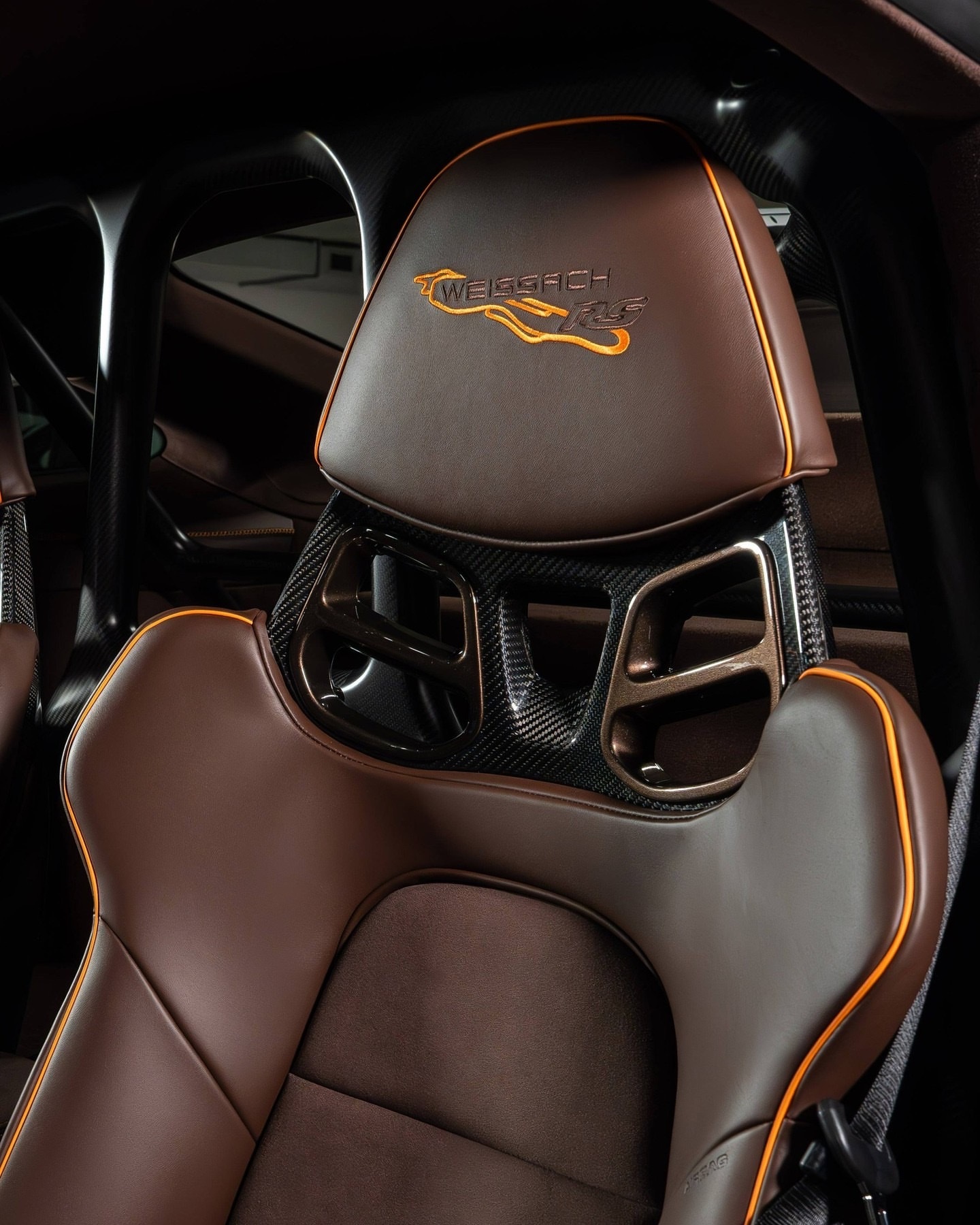 这款911GT3RS，配色少见哦。以深邃的夏威夷果金属漆涂装，配以暖色调的碳