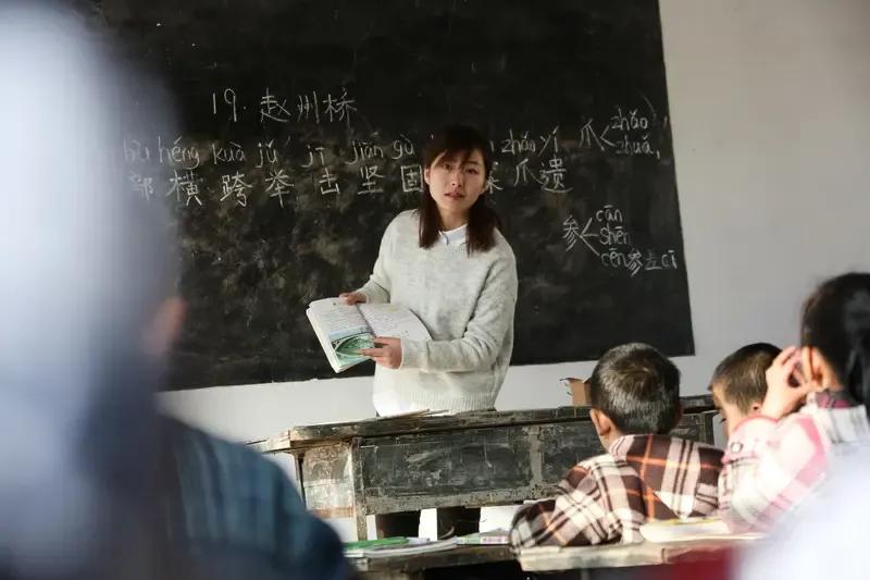 学校领导不坐班不上课，没有说话的机会，不知道老师们上课说话之累，下班后召开教师会
