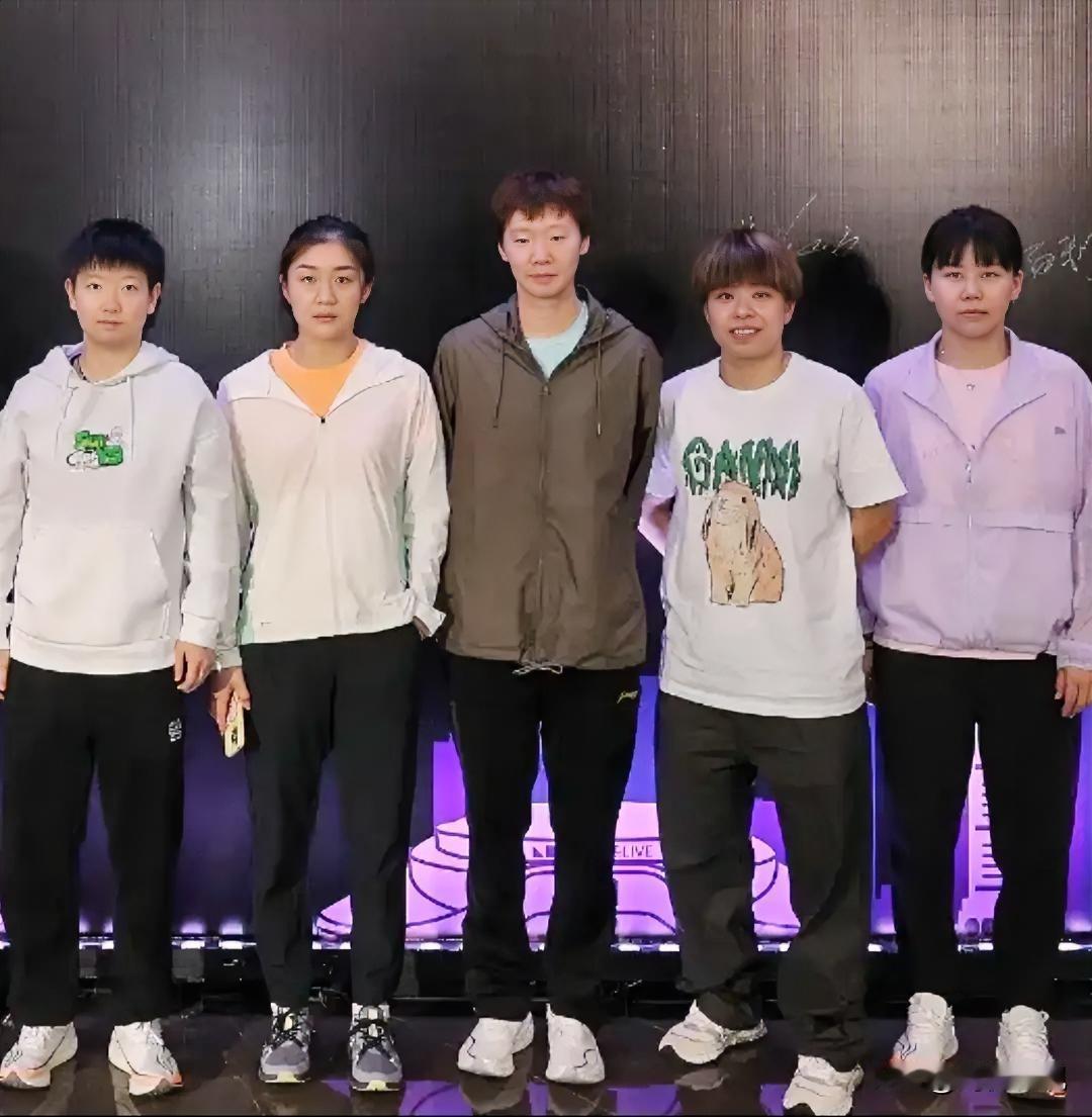 5位运动员合影。左一是明眸善睐的孙颖莎，左二是温婉如莲的陈梦，中间是凤眼如虹的王