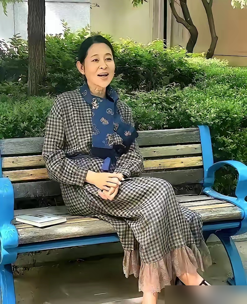 倪萍被骂整容脸，她一句话把这事给说死了。直播里她也不急，说人老了都会变样，你年轻时候也不是长这样。谁