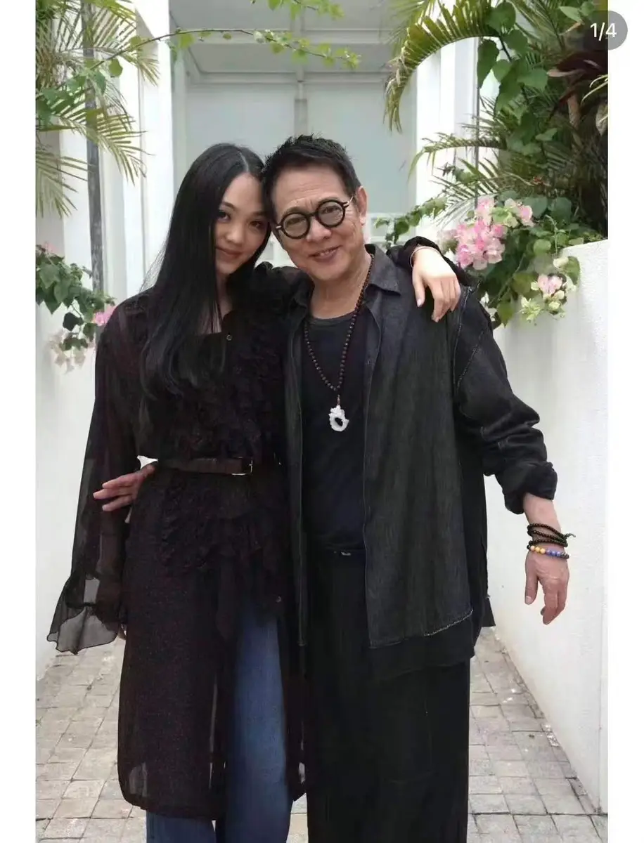 李连杰与女儿Jane同框打太极父女俩合照比心相拥温馨有爱