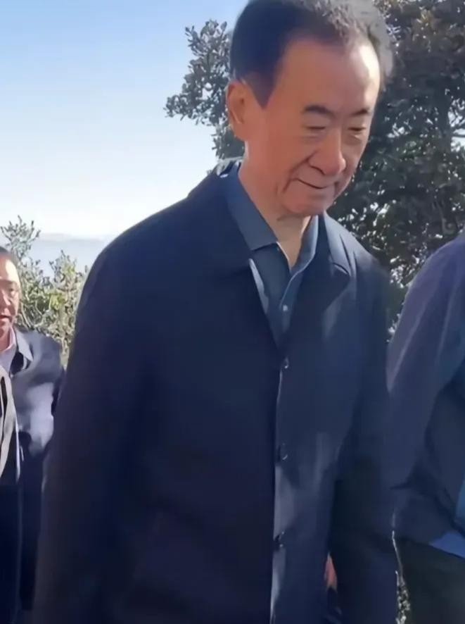弟媳在万达工作了好些年她说，老王其实也不是没办法，如果他一次性把万达全卖了，