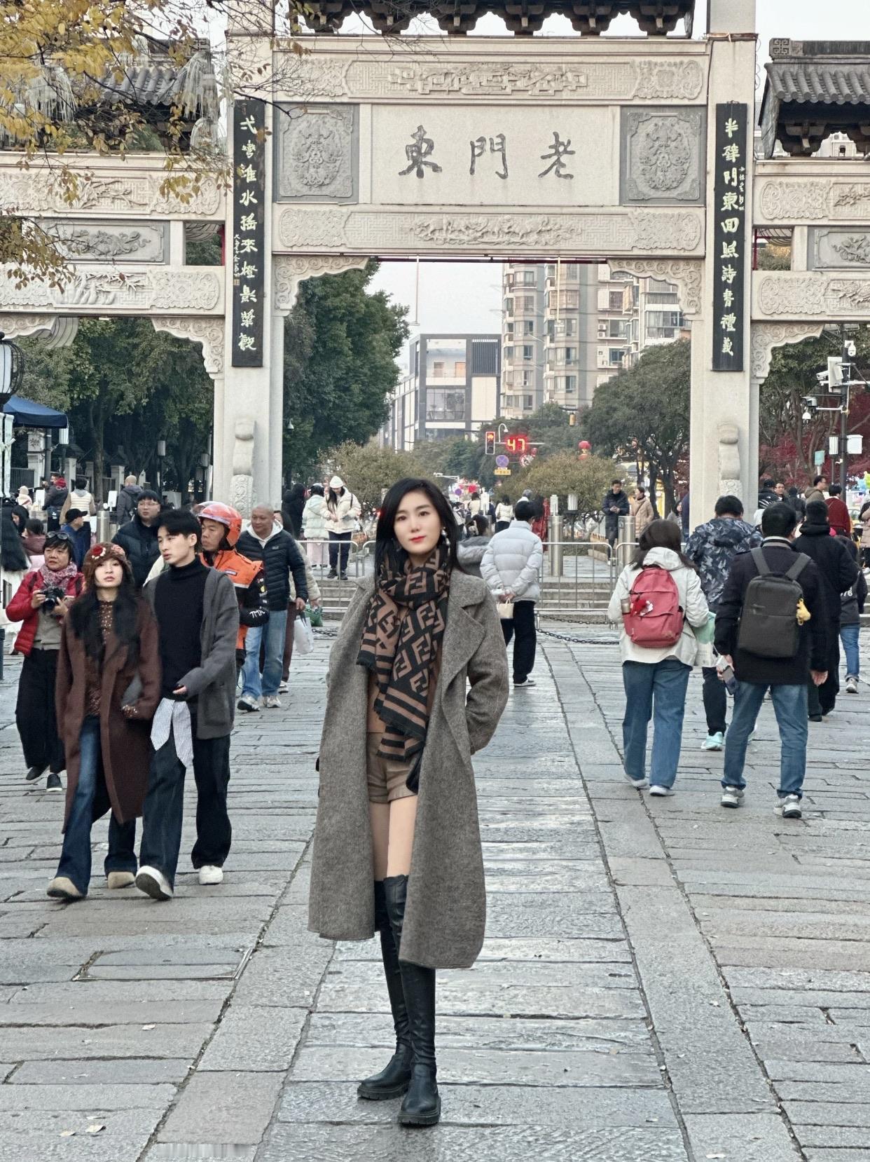 你认为最有气质的美女是谁秋日漫步在古街，感受暖阳与美食的陪伴。