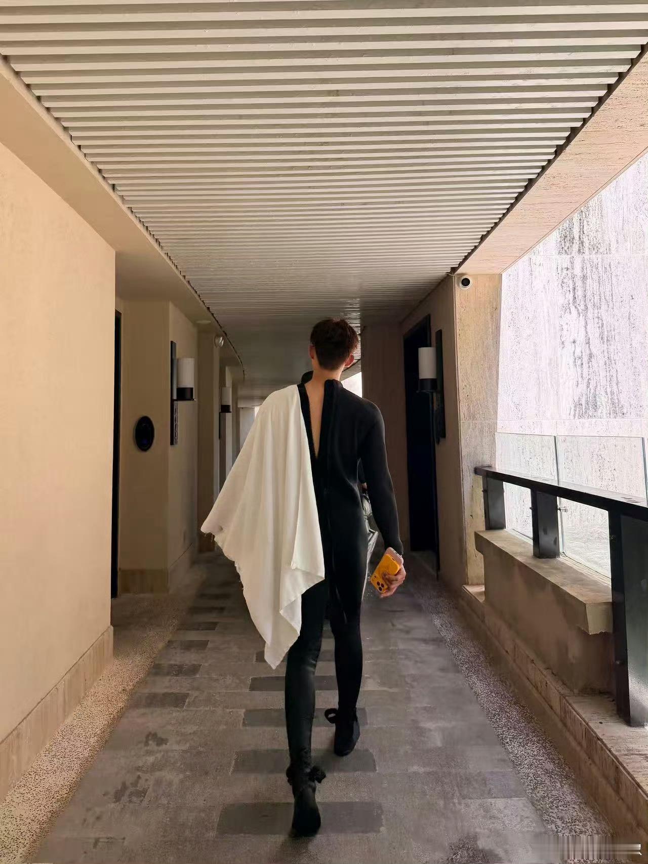 黄景瑜下水是真专业的黄景瑜一下水像回家了不得不佩服黄景瑜的水上能力，下水动作规范