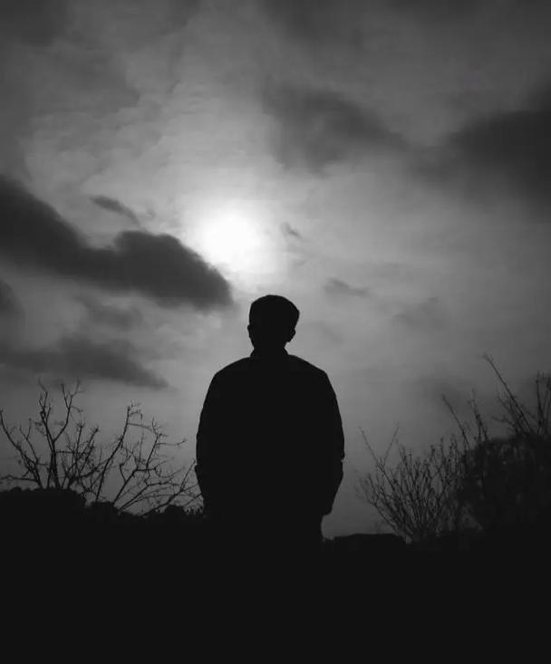 昨晚和初中同学聊天，他灌了口啤酒，突然说：“这辈子不打算结婚了。找不到媳妇是一方