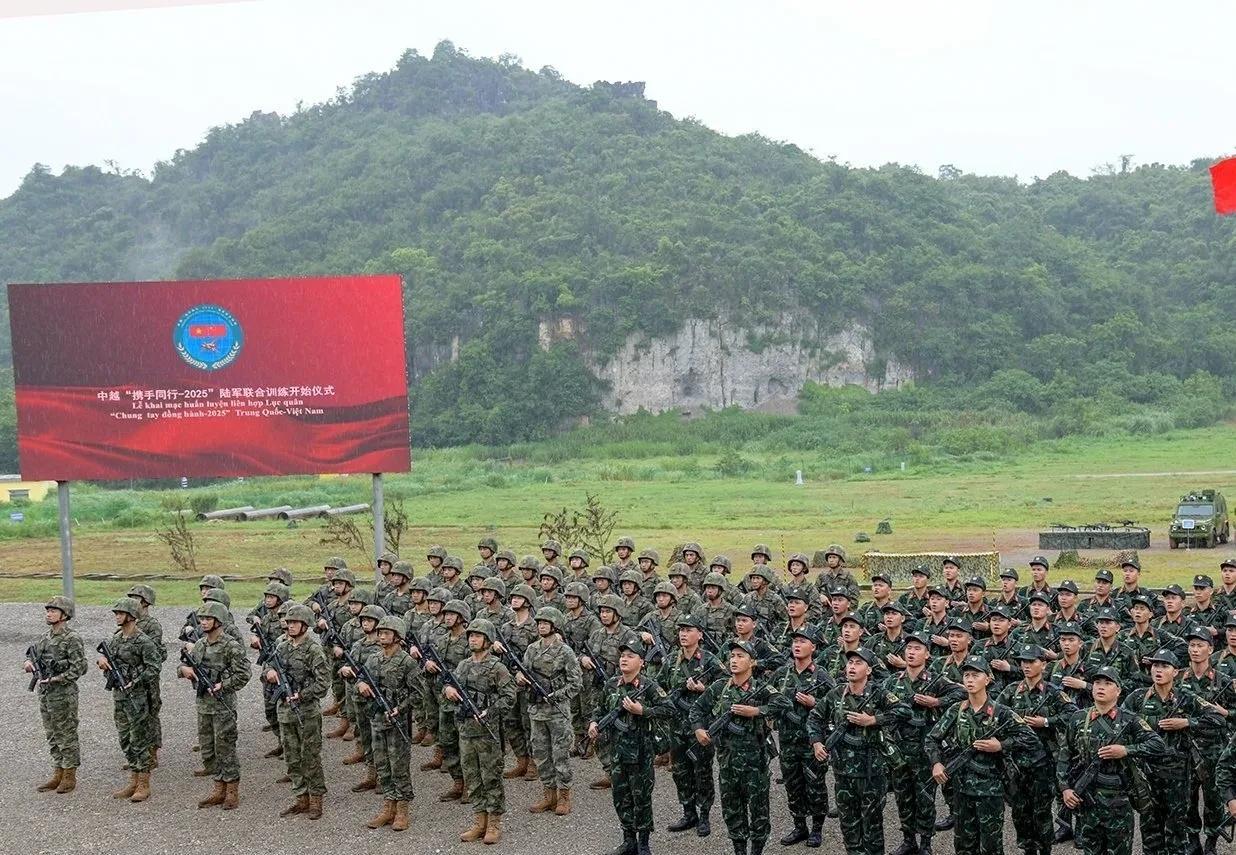 中越两军的持枪习惯。中国和越南陆军在广西开展首次联合训练，参训部队整齐列队，参加