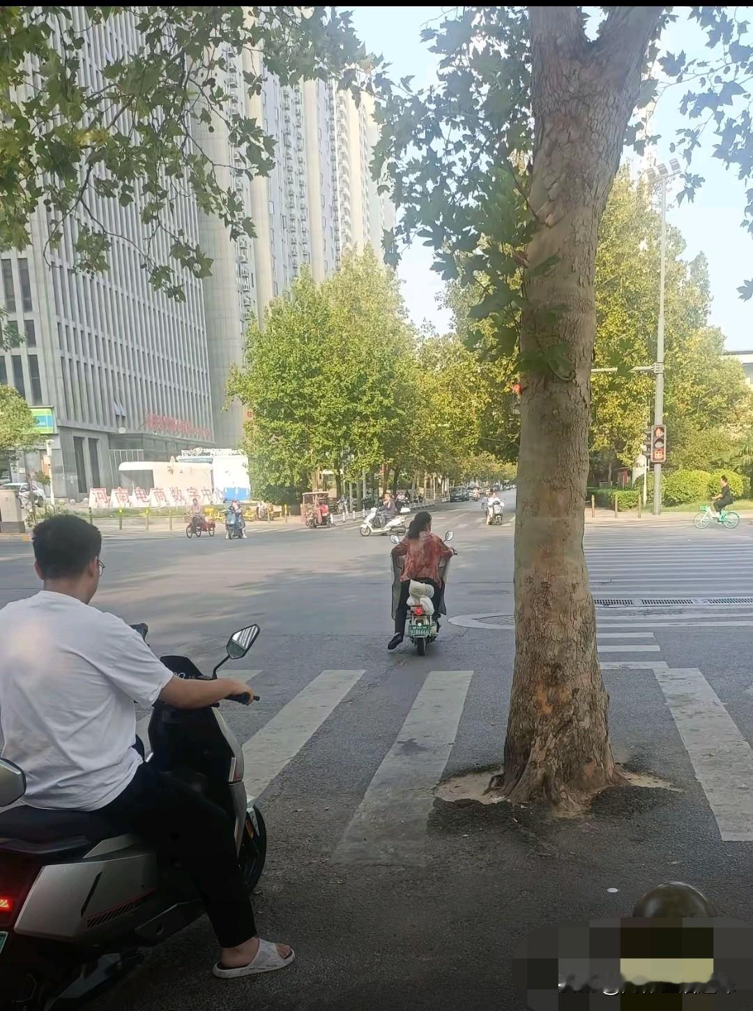 小区里有对小两口闹离婚,听周边吃瓜人议论才知道,原是男的失业了去跑外卖,女的气不