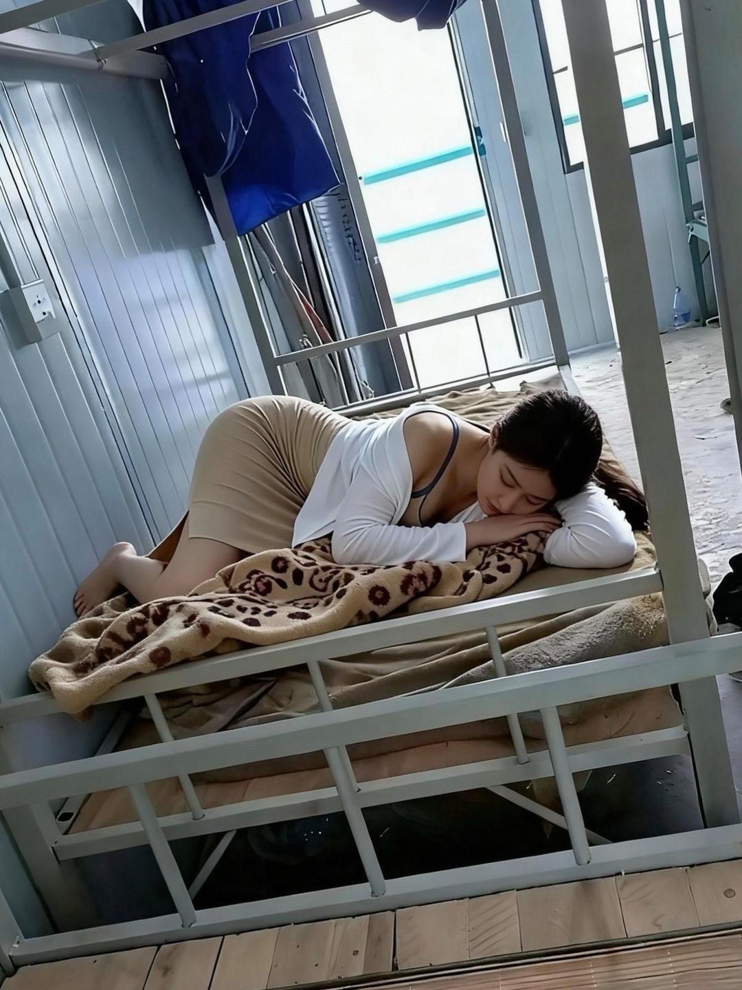 心真大把老婆一个人留在宿舍去干活了工地铁架床刚支棱起“临时温柔乡”，工友揣着