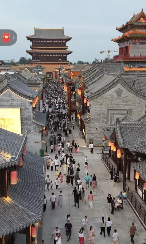 说实话，建议郑州的溱洧水城改个名字。溱洧水城盖的真不错，我感觉不输开封的清明上
