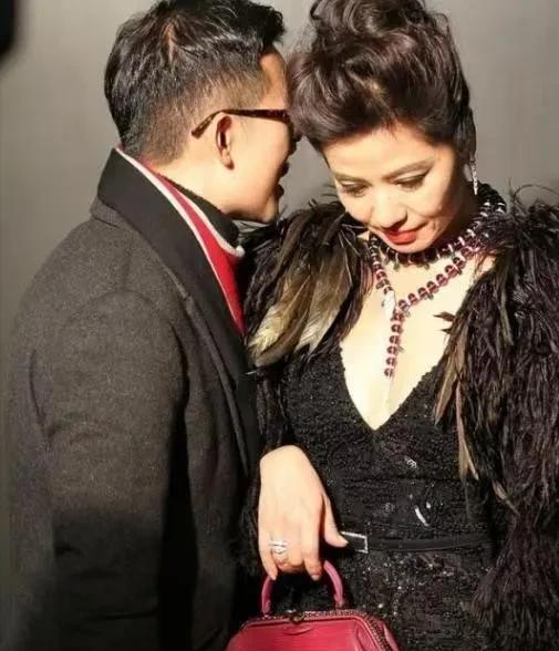 1983年，钟楚红当众撕掉了一个男人递过来的价码牌。那张纸上，写着100万。