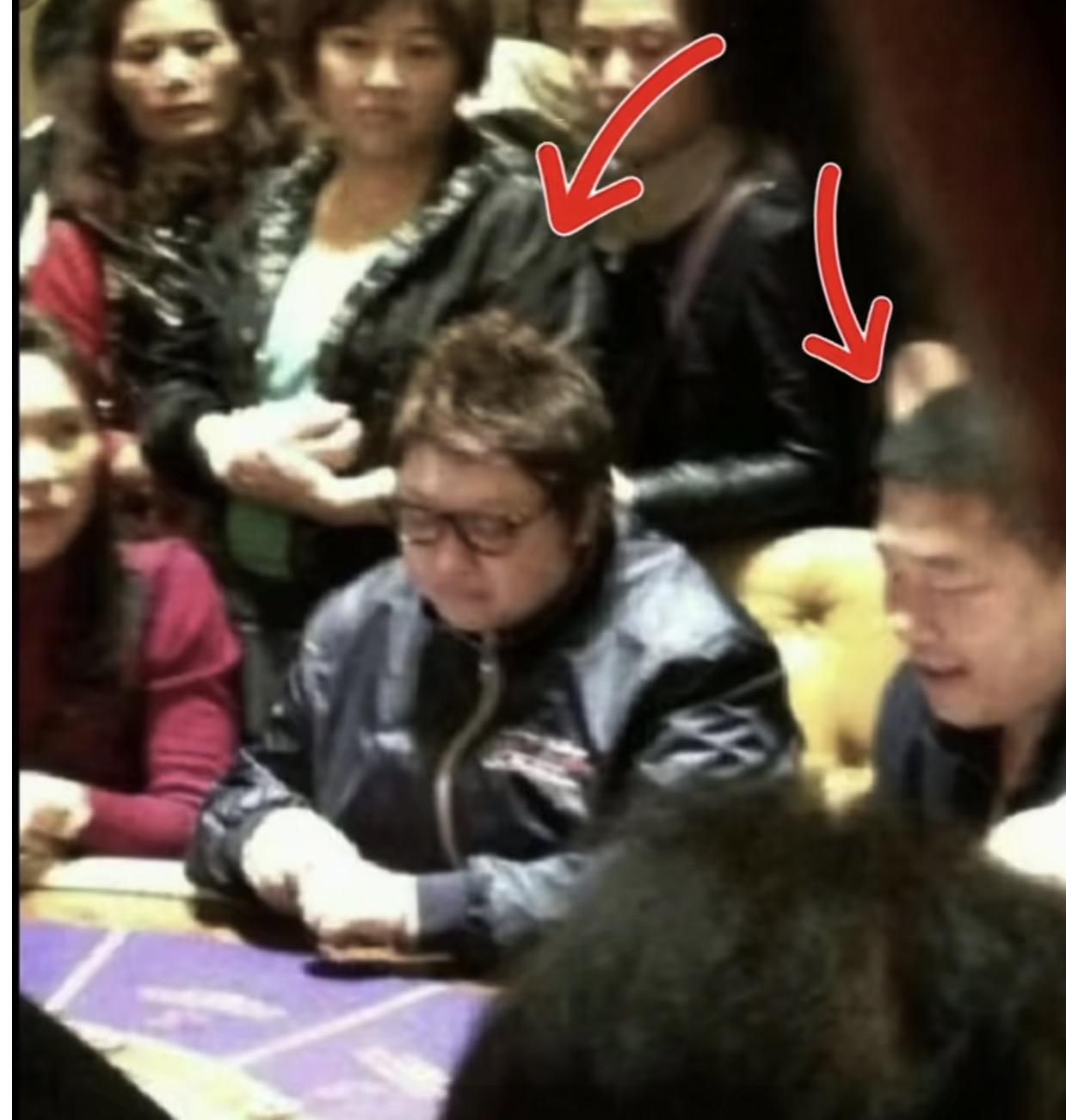 有网友发出来疑似在澳门赌场偶遇韩红的图片，不过这照片很模糊，看不清楚！还有博