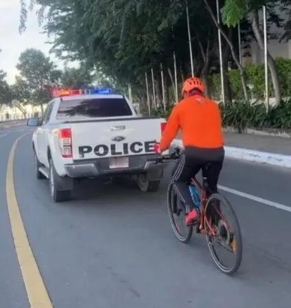 柬埔寨柴桢省警察副局长骑行健身时警车开道，由此引发了一场关于公权力边界的讨论。