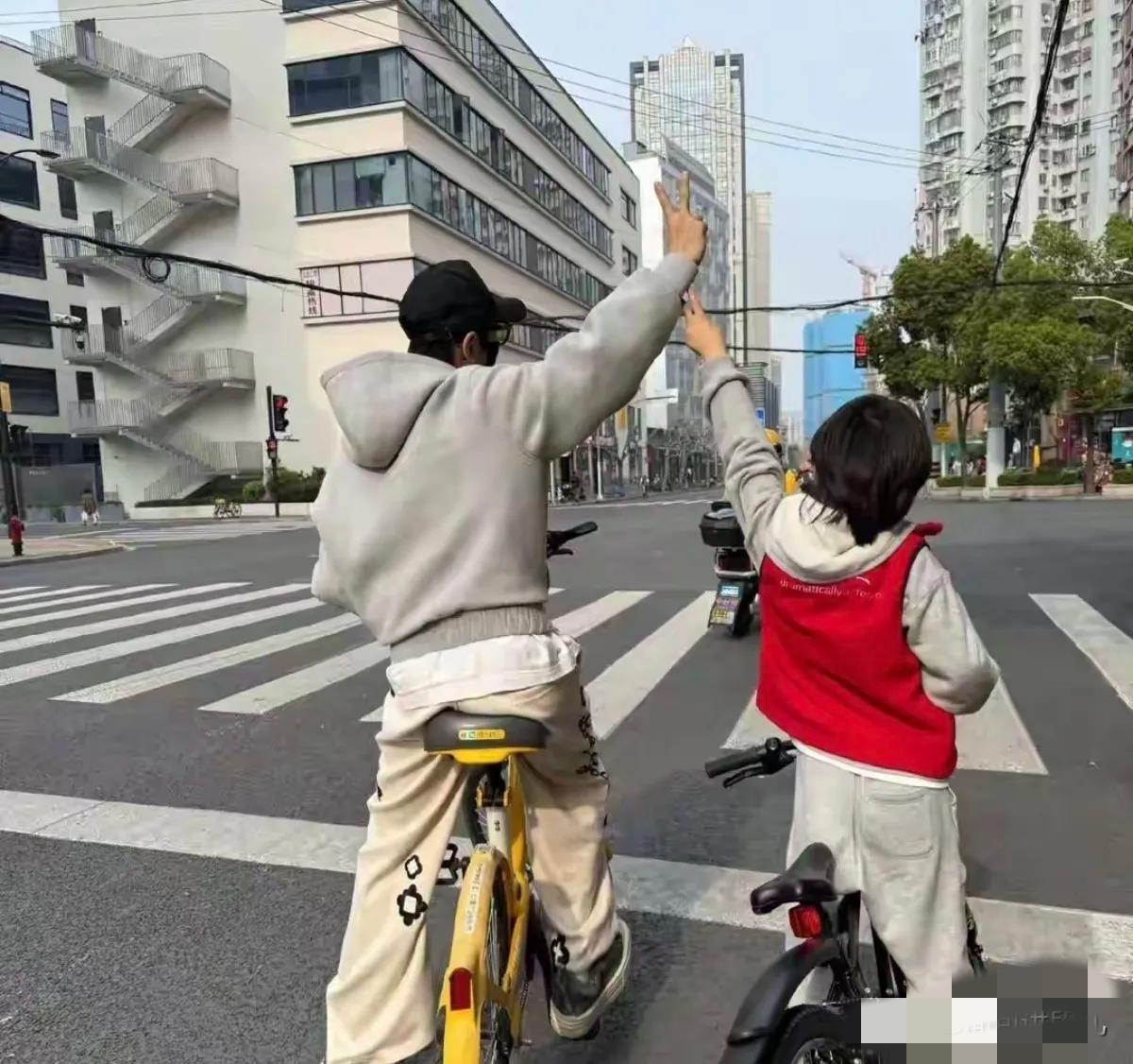 被黄晓明搞的无语了！前一秒还在发文带孩子公路上骑行，甚至还晒出了两个人的合照