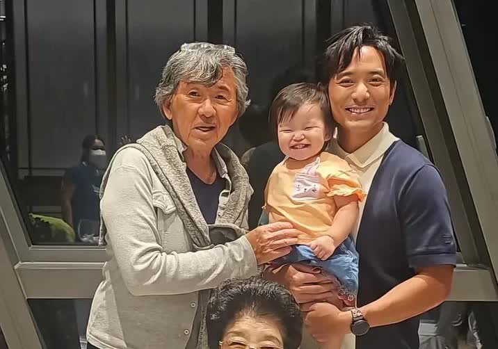 晚年的林子祥与原配及儿子和孙子的一张留影，儿子非常的帅气