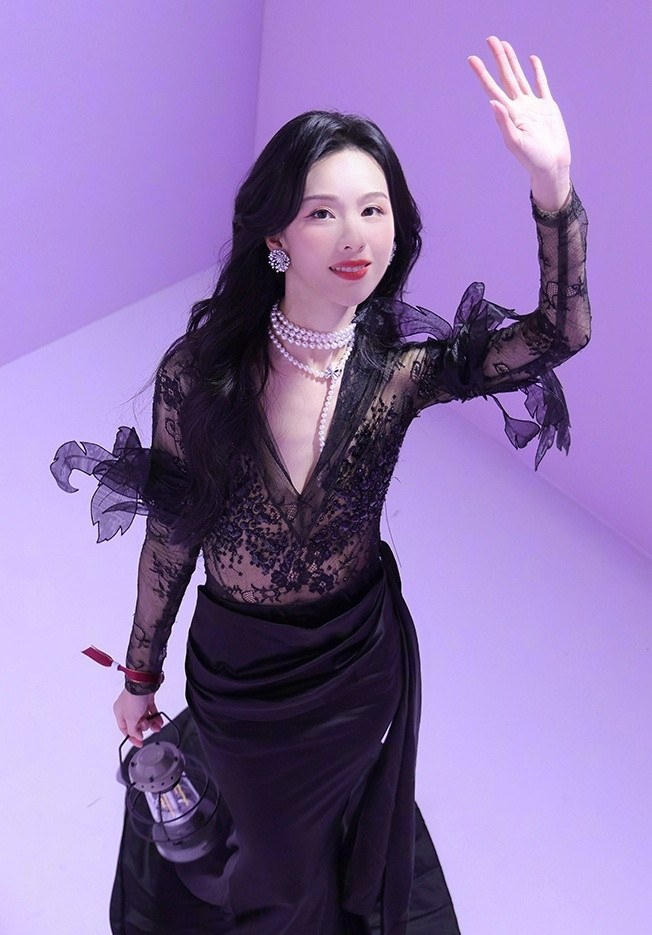 陈都灵蕾丝战袍曾经的清纯校花如今也魅惑起来了​​​