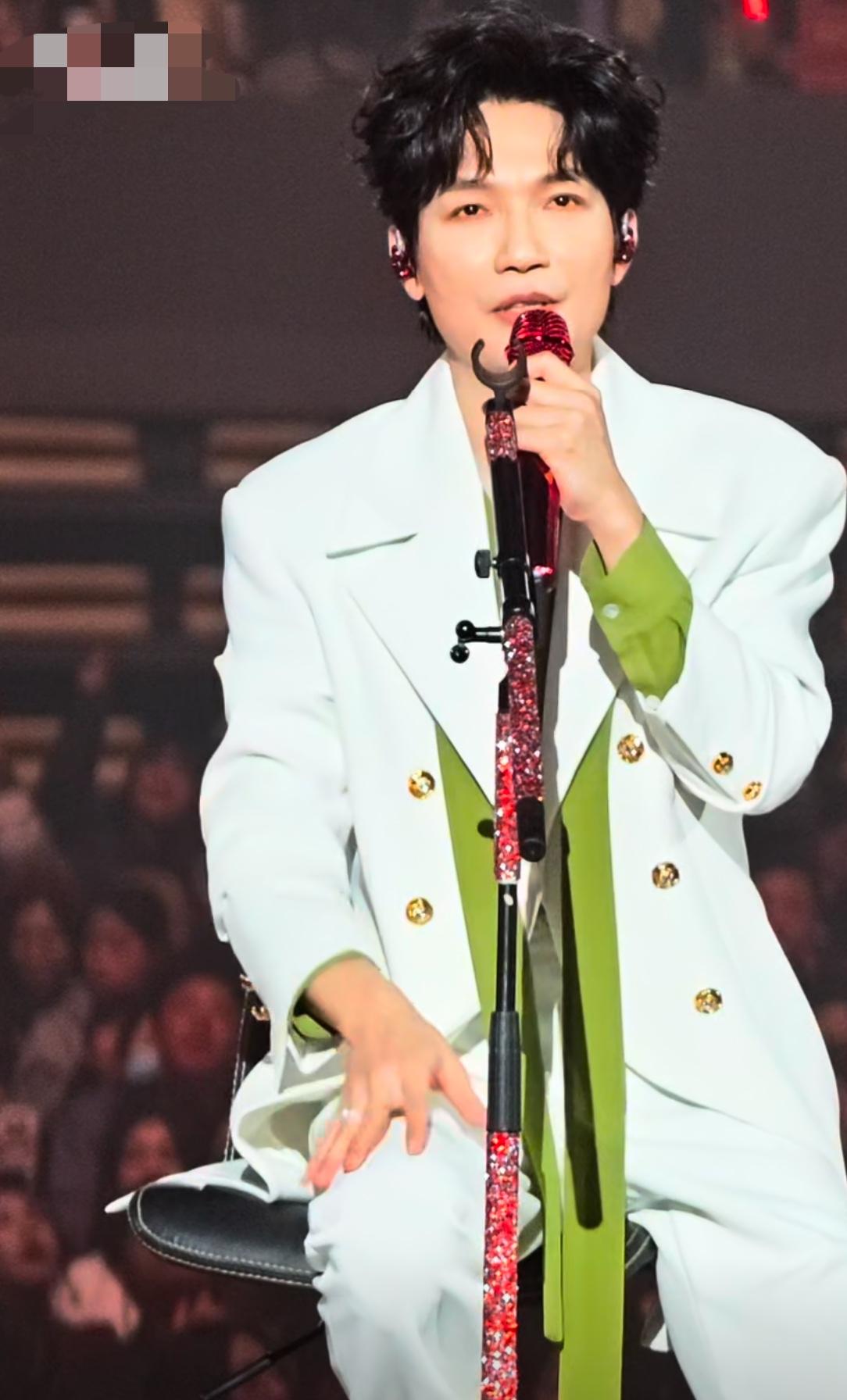 陈楚生深圳演唱会上还是说印象里父亲没打招呼就走了。哈哈，这仇是记下来，写进歌词