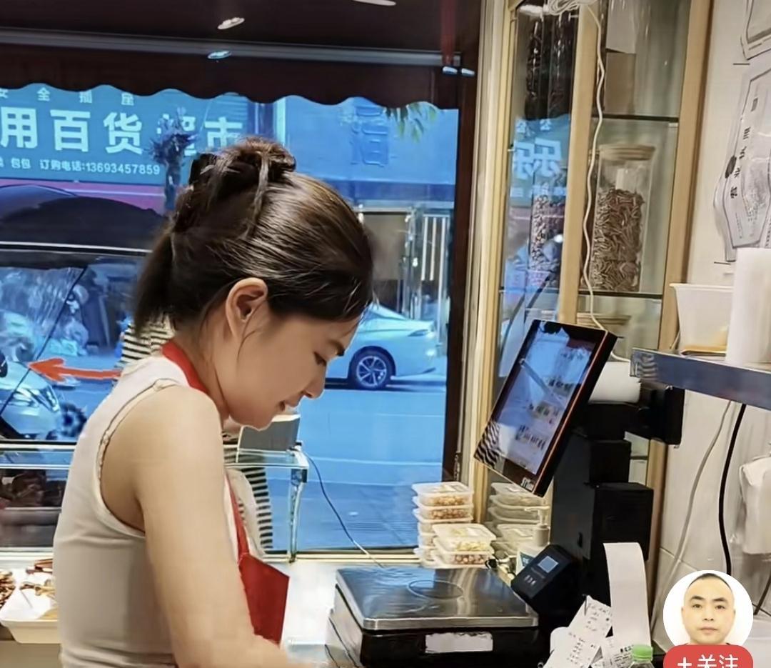 女儿读完大学和母亲一起卖卤肉，母亲视频感慨，“老子辛辛苦苦卖卤味供她上完大学，她