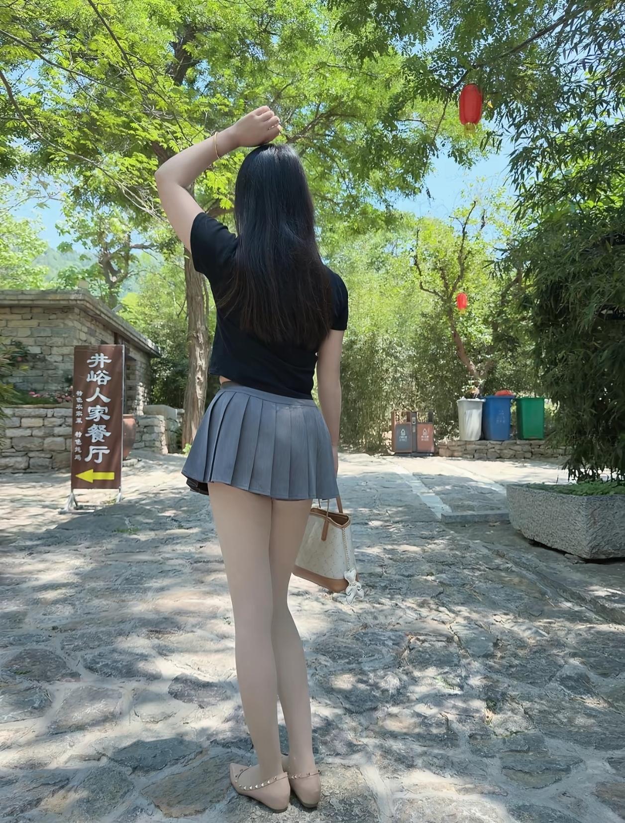 阳光明媚，户外散步。