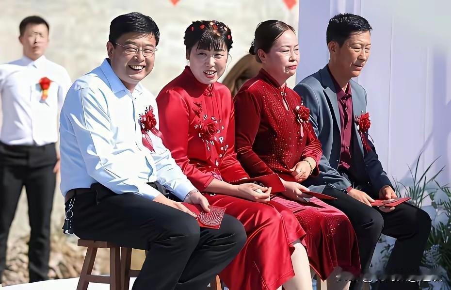通过这张照片，你能分出来哪一个是新郎的父母，哪一个是新娘的父母吗？新郎新娘今天结
