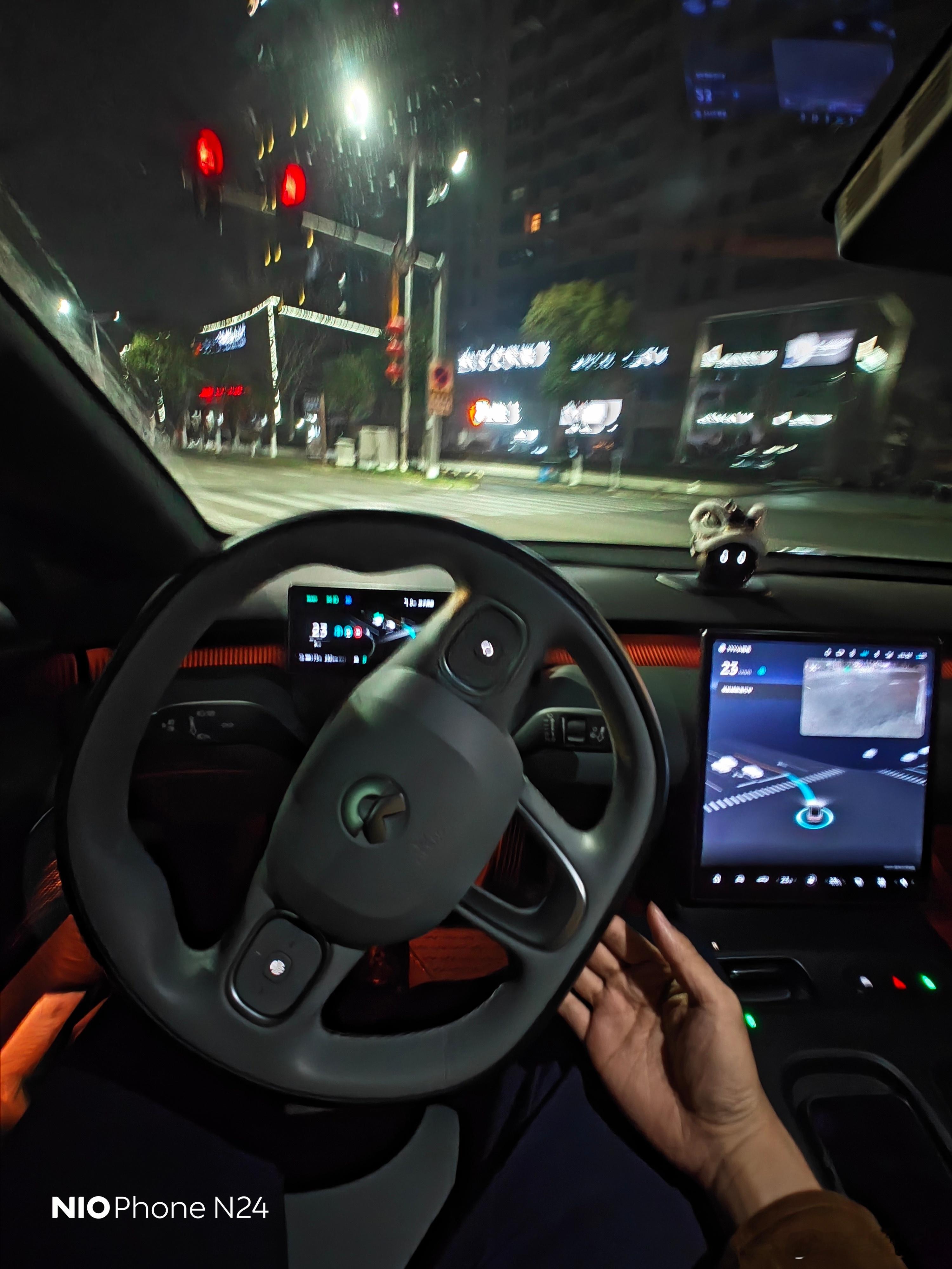 开着我的大算力蔚来ET5，随意喊几个途径点，让他带我在城市里溜达，不用怎么管，这