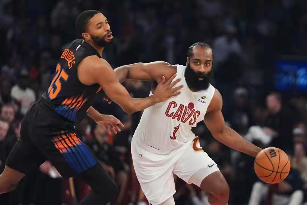 哈登：快去西部湖人请詹姆斯……！确实，骑士打不过尼克斯，已经2-0了，尼克斯
