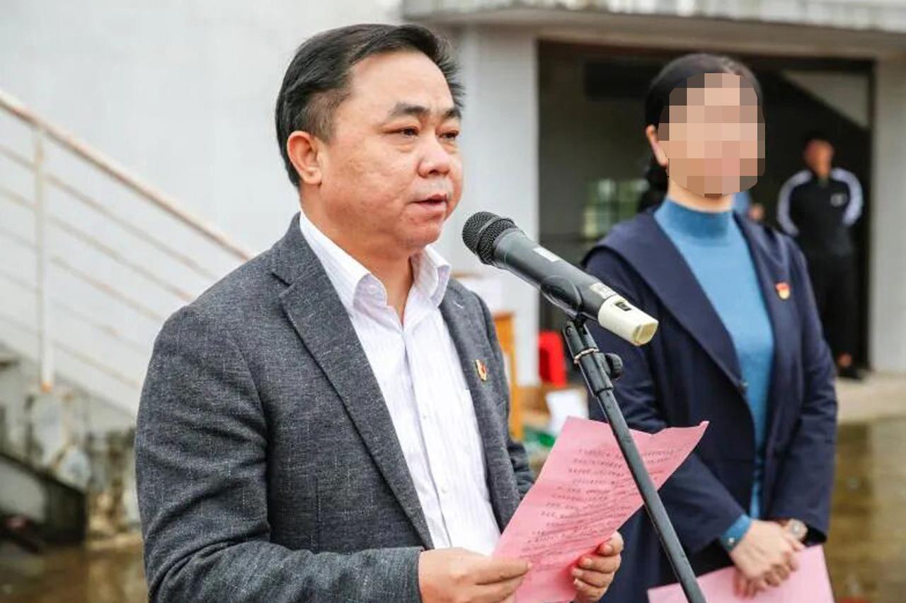 江西省吉安县的赵晓斌在当地教育界和卫生界很有名望，十年前江西教育电视台还采访过他