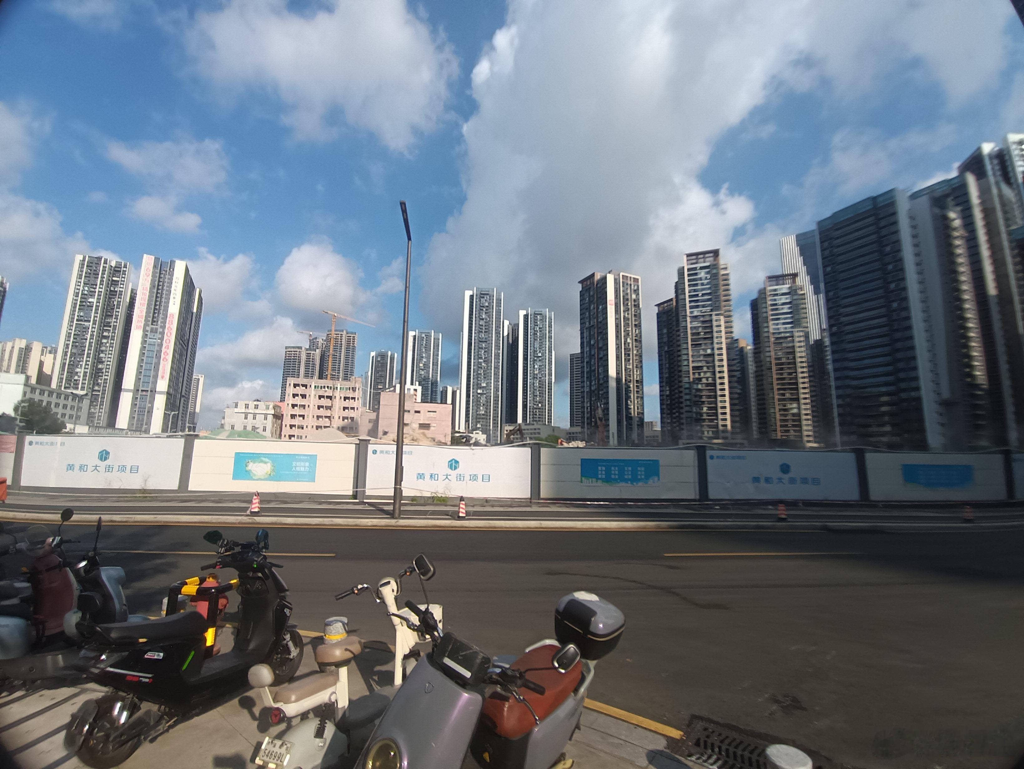 2021年，天水楼市余温尚存，年轻人小李在房价高点咬牙入手一套新房，幻想着“安家立业”。他掏空了父母
