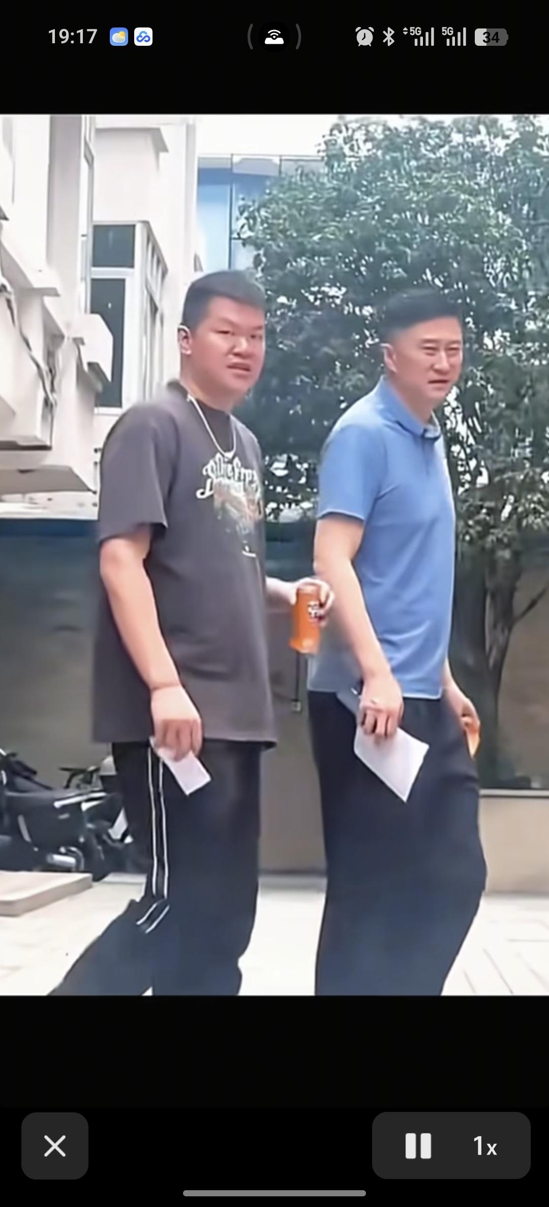 网传明天广东宏远球迷嘉年华活动，前总经理朱芳雨和前主教练杜锋受邀参加活动。其实也