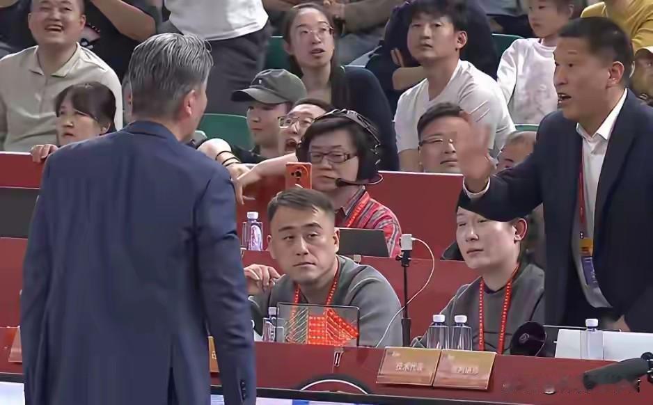 点名徐杰的名哨孙健被投诉！深圳男篮击败山西男篮后，郑永刚与潘江却高兴不起来！两