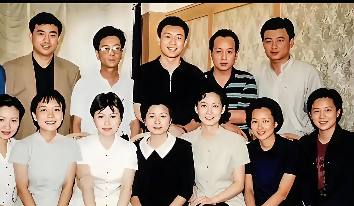 这张央视主持人合影是早年间拍摄的，不知道你能认识几位？[比心]😯