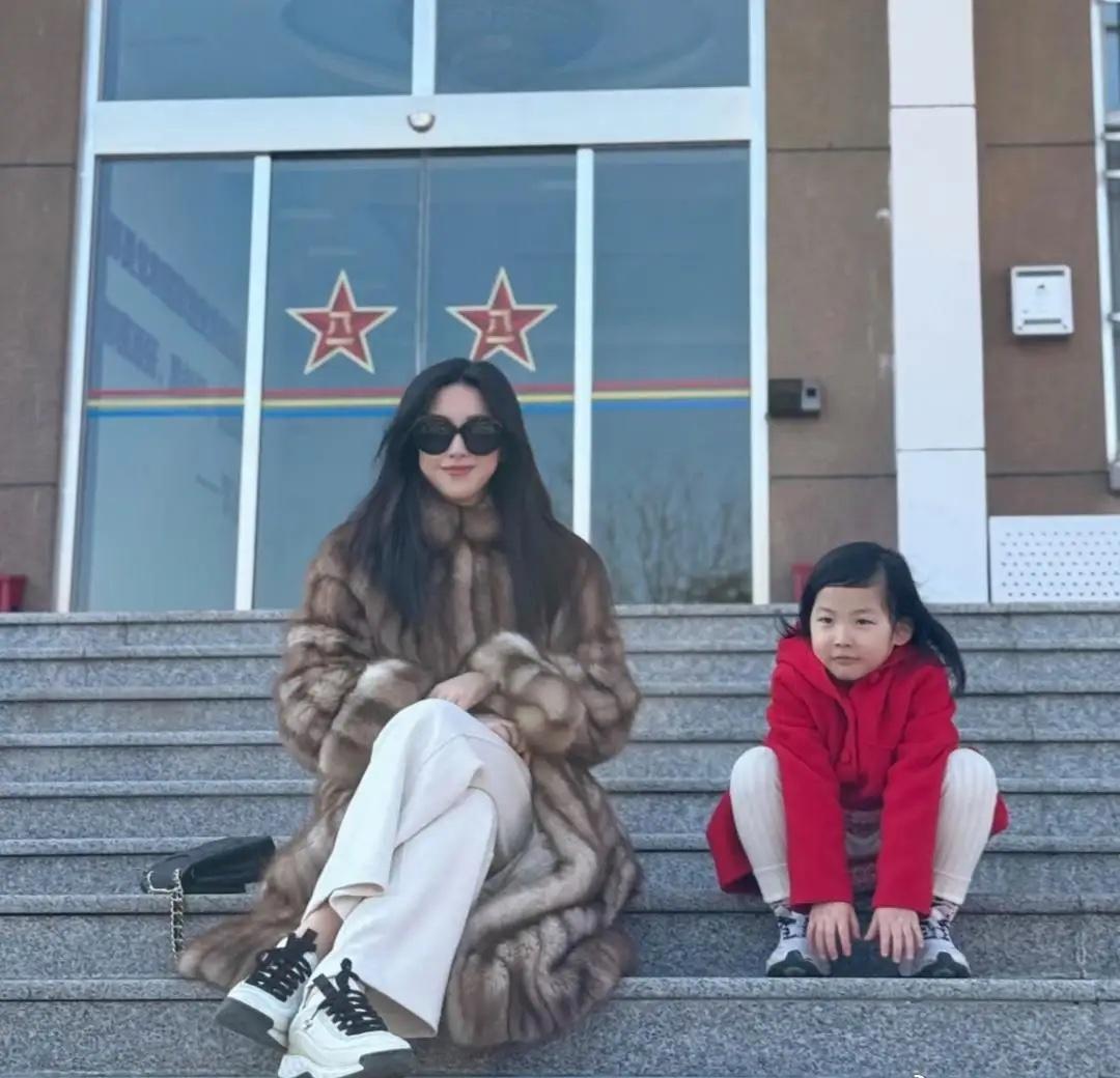 朱珠在新年后到干休所看望100岁的奶奶，老公及女儿也一同前往。女儿身穿红色小祆，