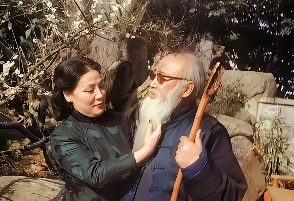 我盯着图一瞅了整整三分钟，脸都快贴到屏幕上数纹路了，实在辨不清这是真人张大千，还
