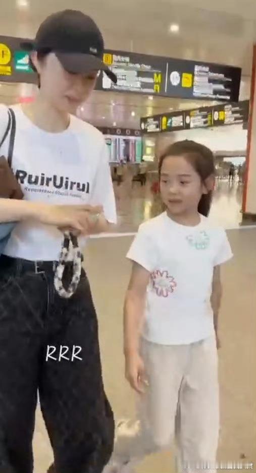 小酒窝反向育妈奶里奶气的别玩手机啦，真的好可爱呀！看的想生女儿了！​​​
