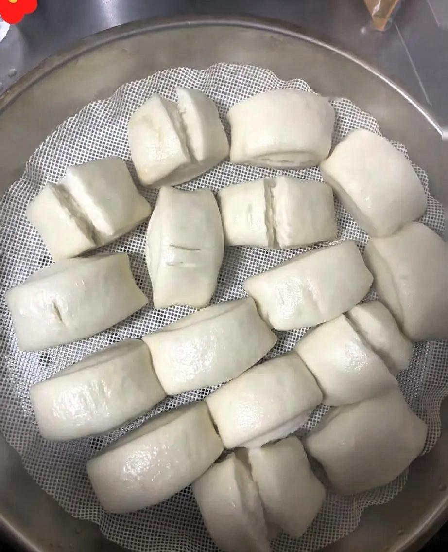 山东姐妹的“过期牛奶惨案”来了：她随手把过期奶给了婆婆，老人反手就蒸了一锅奶香馒
