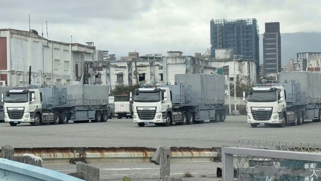 据岛内媒体拍摄画面显示，今日台伪海军“海锋大队”在台岛东部出动，应对我军相关演习