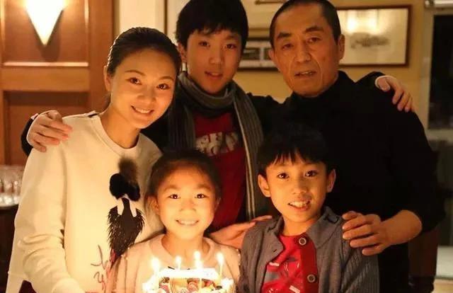 2014年，女演员何珺被张艺谋开除出剧组，于是她举报张艺谋超生，张艺谋被罚款74