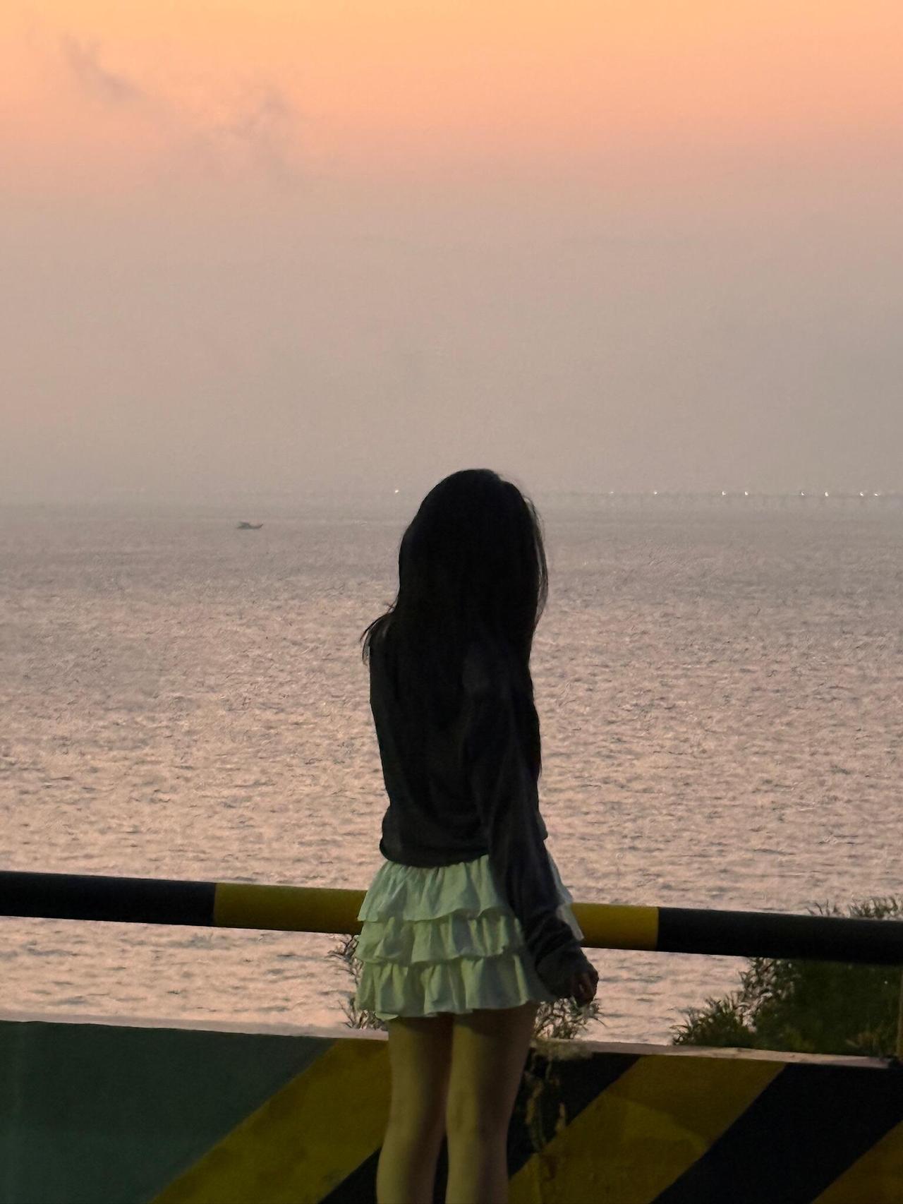 一位教育学家说：“管孩子，越小越要严管，越大越要放手。”小时候不管