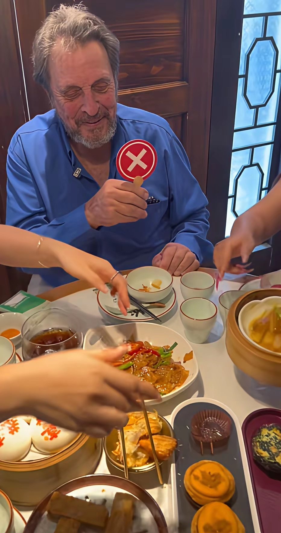 马斯克父亲在广州吃早茶时的一幕，被琳琅满目的食品震撼到了，由于语言不通，餐厅特意为他制作了指示牌子，