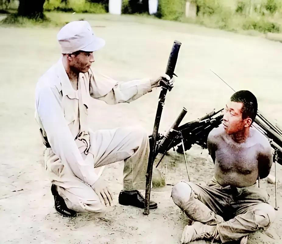 看到被缴械还一脸不服的日本鬼子，真让人来气。咱中国对待日本战俘那是相当仁慈，受伤