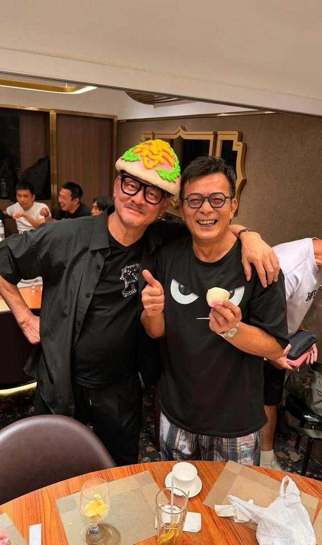  黄日华65岁寿宴，谭咏麟等港星到场祝贺65岁黄日华举办寿宴，谭咏麟、关礼杰等