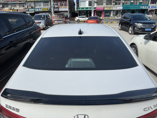 这是啥情况里面都是雾气，别的地方都是干燥的！要修吗？