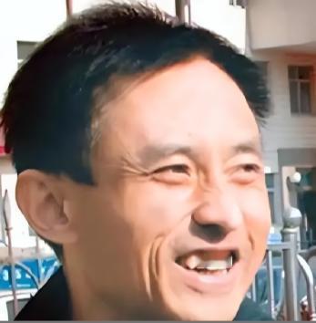 唐山2002年，唐山监狱民警郭某在家被蒙面歹徒打成重伤，妻子指认：那人身形步态，