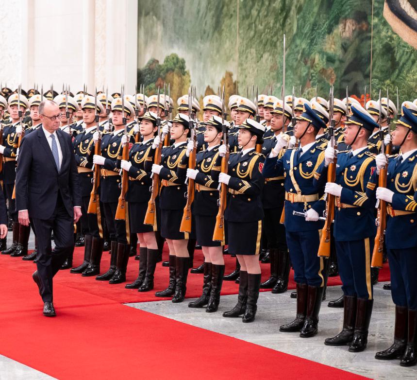 2月25日，德国总理默茨访华落地后的“第一声官方表态”来了。在检阅完仪仗队后，默