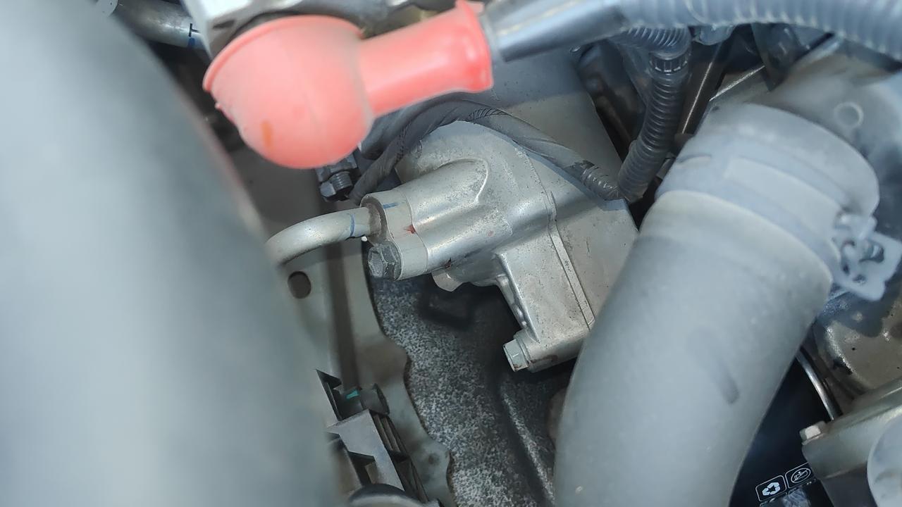 老铁们，这个红色的是什么？有什么作用呢？汽车上的。