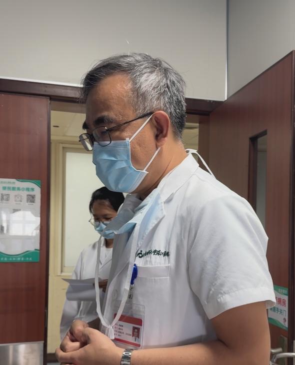 “我的肺结节，到底要不要做手术？”门诊来了一位50多岁的女性患者，肺上发现2cm