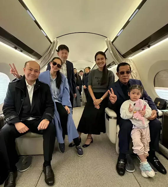 洪森一家乘坐自己的私家飞机到海边去方游玩了，不过洪森看上去不怎么高兴，脸色也有点
